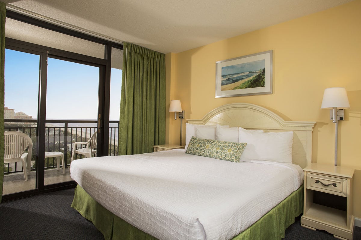 accommodation 3 Bedroom 7th Floor Pool Level Condo